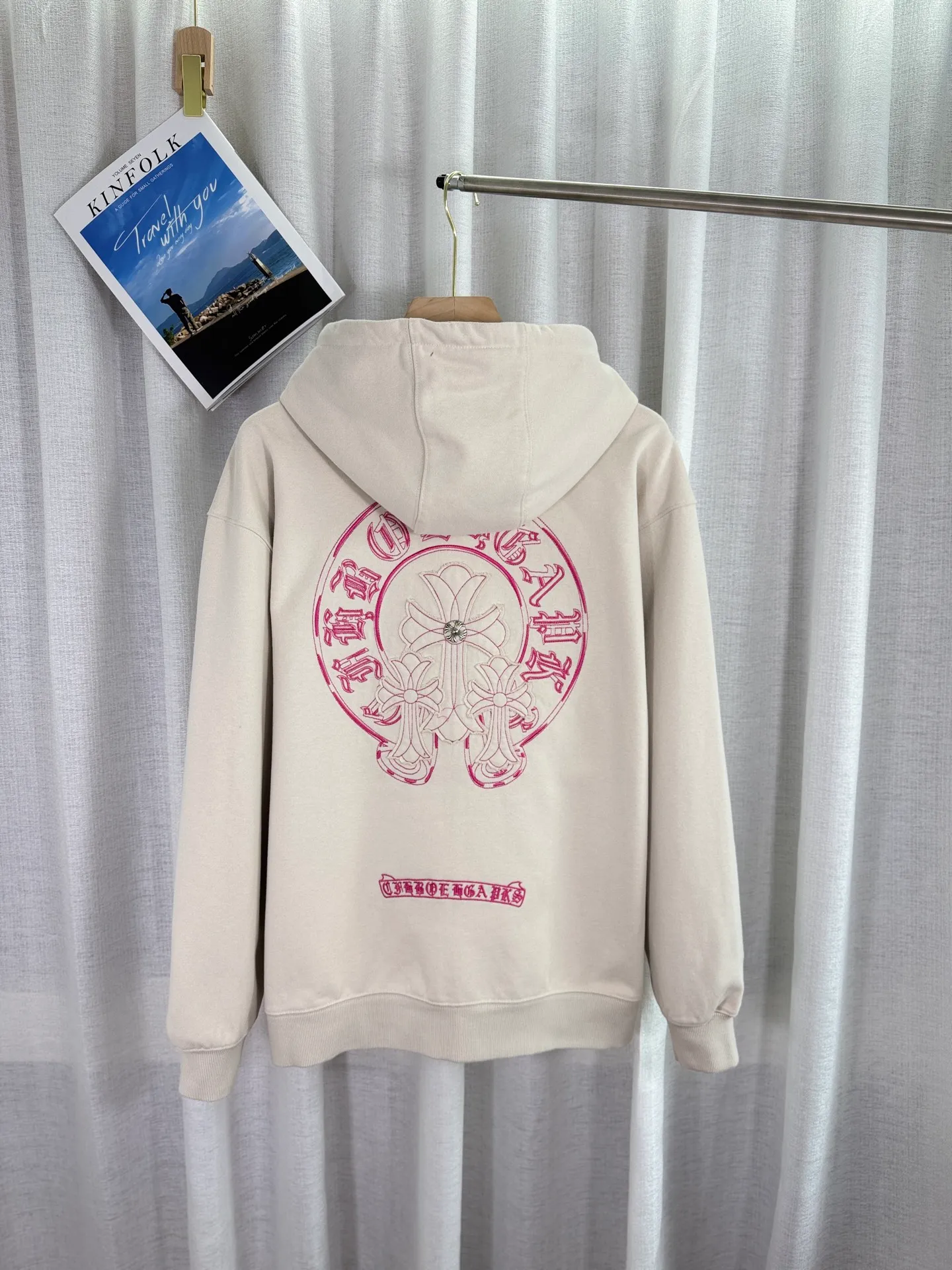 P340 top version, real shot without P, ​​different from market currency) 𝗖𝗵𝗿𝗼𝗺𝗲 𝗛𝗲𝗮𝗿𝘁𝘀/Cro Heart 2025 washed patch embroidery autumn and winter new original single counter American laser patch 3D three-dimensional color embroidery couple casual cardigan sweatshirt 👑The highest version! Customized fabric 480g tripe terry fabric! American acid-washed and distressed original fabric, laser burning + patch embroidery, exquisite embroidery of letters! The best-selling model in the counter, very comfortable to wear. Accessories: original molded and authenticated collar label➕100% silk wash label. Genuine purchase-grade original hangtag➕matching hanging rope➕3D hanging beads➕original packaging bag. Craftsmanship: The original version has consistent wiring! The highest version of the armhole matching technique! Color: Apricot Black Size: S M L XL Style Number: 25-319